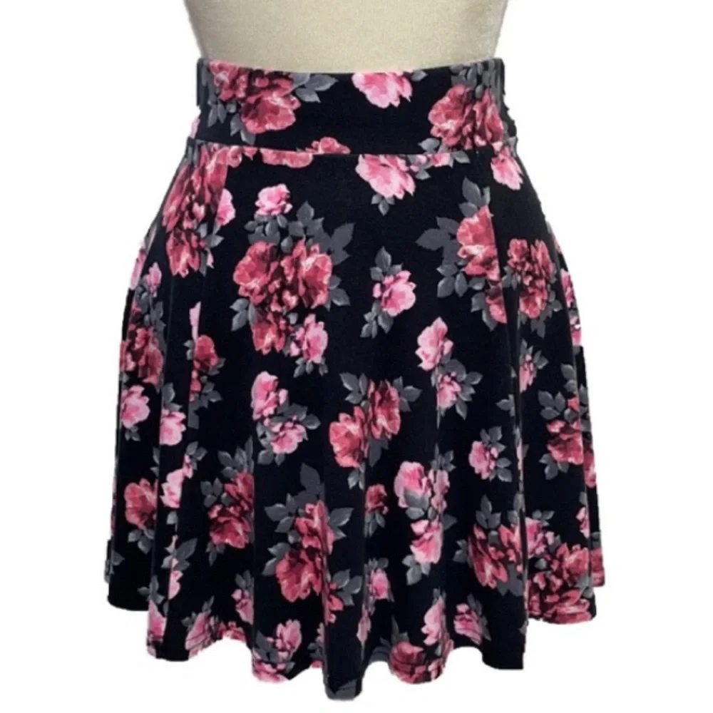 Flirty Floral Fun Mini Skirt Divided Size XS